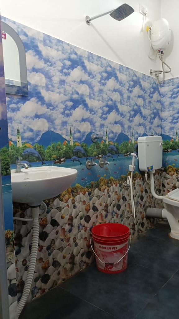 Bathroom Ceramic Washbasin and Mirror